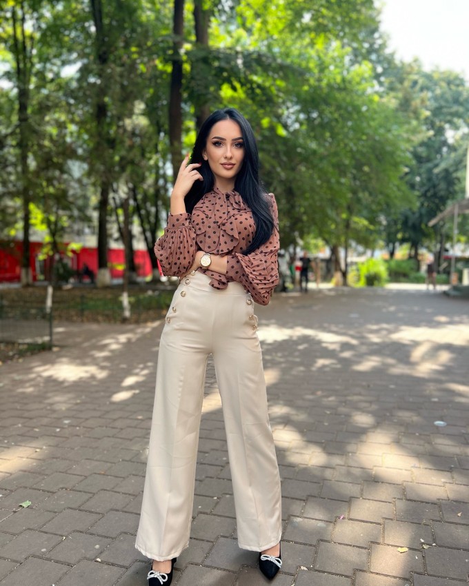 Pantaloni evazați cu nasturi